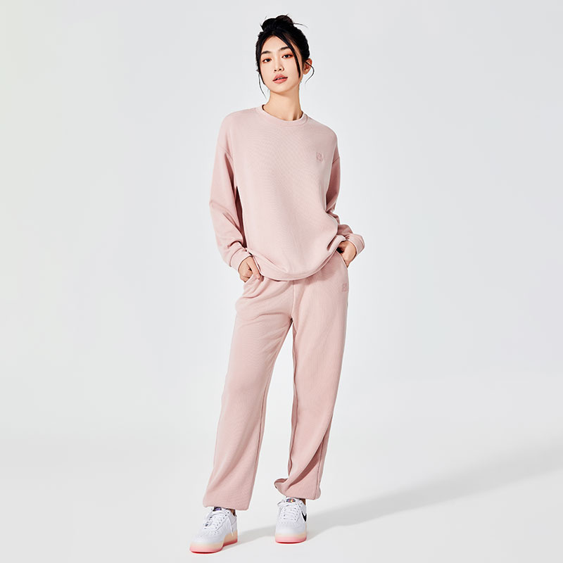 Apakah celana panjang wanita kasual pink mendapatkan popularitas di pasar mode?